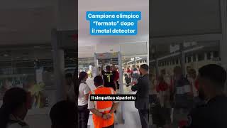 Campione olimpico fermato in aeroporto per colpa della medaglia d’oro il simpatico siparietto [upl. by Yknip]