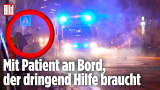 Irrer wirft in SilvesterNacht Feuerlöscher auf vorbeifahrenden Krankenwagen [upl. by Nitnerb318]