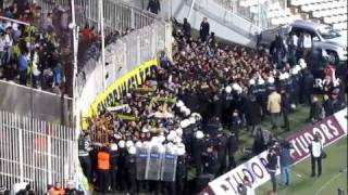 BESIKTAS FENERBAHCE 2011 22 fb taraftarlarının tribüne sahadan girişi [upl. by Mercer]