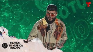 Farruko se hinca para agradecer el premio Top Canción Cristiana  Premios Tu Música Urbano 2022 [upl. by Dlarej]