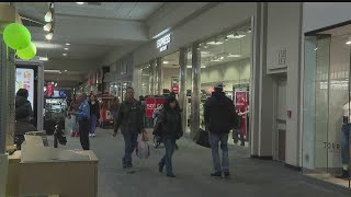 Extended mall hours give lastminute shoppers time to find final gifts [upl. by Nytram57]