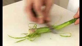 Technique de cuisine  Eplucher des asperges [upl. by Cheri]