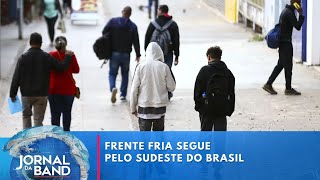 Frente fria continua se deslocando pelo Sudeste neste domingo 29  Jornal da Band [upl. by Enid]