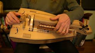 Altarwind Hurdy Gurdy Lesson 3 How to hold the instrument [upl. by Oinolopa]