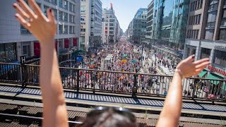 Tausende CoronaLeugner rufen in Berlin „Ende der Pandemie“ aus [upl. by Reni]