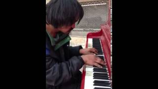 Un indigente tocando piano en la calle el pianista callejero que sorprende a todos [upl. by Nylsoj]