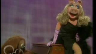 Muppet Show Miss Piggy  Mad about the Frog 318 [upl. by Nhguavoj]