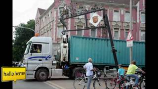 Lkw rammt Cranger Tor Zugang zur Cranger Kirmes 2010  Tor schief  auf dem Boden hallohernede [upl. by Olivette]