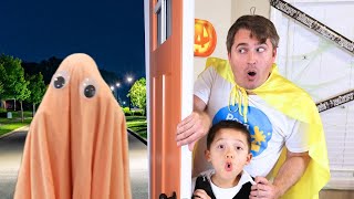 Whos at the Door on Halloween Baby Rainbow Ghost and Halloween vending Machine Story [upl. by Anitsihc881]