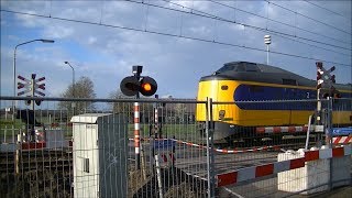 Spoorwegovergang Helmond Brandevoort  Dutch railroad crossing [upl. by Ettevi]