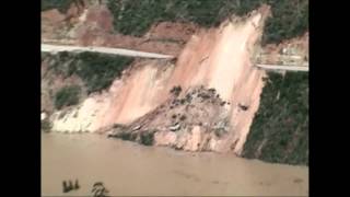 Crues spectaculaires et glissements de terrain au Pérou [upl. by Ailenroc]