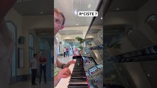 Il ne veut pas que je joue les touches noires au piano piano gare [upl. by Wirth]