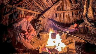 Building a DRIFTWOOD SHELTER SURVIVAL CAMPING  No Tent No Fuel  Fishing Forage Bushcraft [upl. by Resneps]