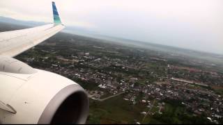 Garuda Indonesia B738 wet landing at Polonia Airport in Medan [upl. by Kelam]