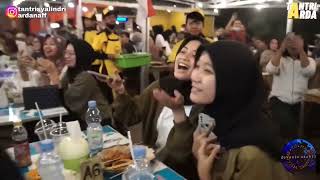 Tantri Arda prank di Kaffe Angkringan Cibinong  menyanyikan lagu Iwan fals Bento [upl. by Korfonta]