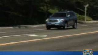 2008 Toyota Highlander Review  Kelley Blue Book [upl. by Eeramit]