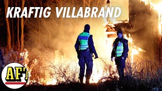 Kraftig brand i villa – helt övertänd ”Gör inga försök att gå in” [upl. by Rovert666]