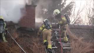 Snelle inzet brandweer voorkomt afbranden van rietgedekte boerderij  Harskamp 13 03 2015 [upl. by Notsob405]