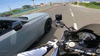 BMW m240i vs Yamaha R6r candeleo con tráfico vía al Rodadero Santa Marta [upl. by Htiduy814]