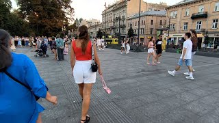 Львів 2024 фонтан і вуличні музиканти біля оперного театру у Львові Lviv walking tour [upl. by Irrej526]