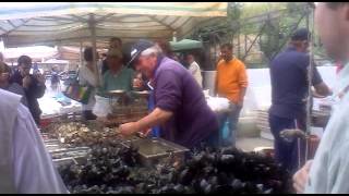 Taranto visita al mercato del pesce nella Città Vecchia [upl. by Areemas286]