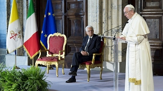 Quirinale il Presidente Mattarella e Papa Francesco intervengono al salone dei Corazzieri [upl. by Ardnaet]