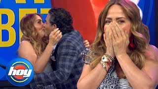 Le roba un beso a Andrea Legarreta en pleno show y ella no sabe cómo reaccionar  Hoy [upl. by Nine740]