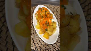 100 formas de hacer papas  13 Patatas Bravas Seguimos con la serie de 100 recetas diferentes con papas SÍ 100 recetas Hoy una receta clásica española patatas bravas Una delicia fija en la mayoría de los bares españoles a la hora de tapear No hay bar chico o grande moderno o antiguo que ofrezca unas buenas bravas como parte de sus opciones de tapeo Como toda receta clásica hay varias formas de hacerla La que elegí yo vendría a ser la [upl. by Ecilayram]