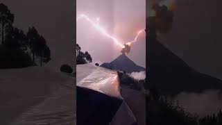 RAYO IMPACTA EN VOLCÁN en ERUPCIÓN  Volcán fuego Guatemala [upl. by Syxela]