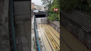 Dramatische Bilder Starkregen und Hochwasser hatten Wien und NÖ am Sonntag fest im Griff unwetter [upl. by Adyahs347]