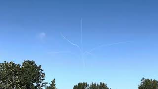 A Quartet of USAF Thunderbirds in Alaska Create an Exploding Aerial as they fly Straight Up [upl. by Inverson]