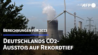 Deutschlands CO2Ausstoß 2023 auf Rekordtief gesunken  AFP [upl. by Anoyk]