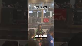 Tega Banget bang ojol anterin minuman ditengah konser musik [upl. by Ahsinroc]