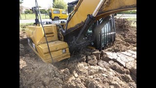 Pelle excavatrice Caterpillar CAT 320D enlisée et sortie par pelle CAT 330F [upl. by Erina]