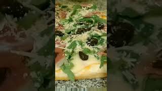 Pizza de Rúcula Jamón serrano y Olivas negras [upl. by Jefferson]