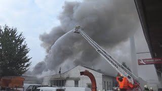 Schreinereibrand  1 Toter  Durchzündung Dachbereich in KölnWahn  OTöne [upl. by Mloclam730]