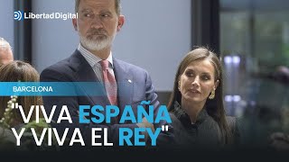 Gritos de quotviva España y viva el Reyquot a Felipe VI y Letizia en Barcelona [upl. by Penhall]