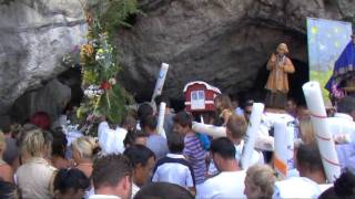 Lourdes 2011  Gitans et gens du voyage la prière et le passage à la Grotte [upl. by Enerehs30]