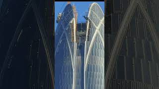 Hoist the curtain wall glass between the petals on the 80th floor on the south side Tower Crane [upl. by Cathyleen]