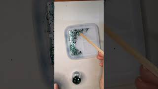 Making a bright resin plate with sparkles💥💚 resincraft resinart easyresin handmade resinplate [upl. by Anaejer]