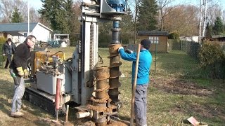 Brunnen bohren mit fahrbarer Bohrmaschine Teil 1 portable water well drilling machine in action [upl. by Goldarina]