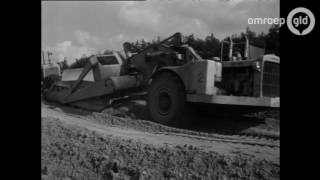 Polygoonjournaal nieuwe machine gebruikt bij de aanleg van de A12  Omroep Gelderland [upl. by Naruq]