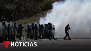 Normalistas de Ayotzinapa se enfrentan a la policía  Noticias Telemundo [upl. by Eniruam]