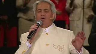 Benny Hinn Begins To Worship Atlanta 2010 [upl. by Fries]