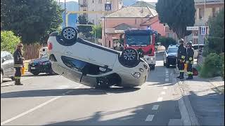 Savona auto cappottata in via Buozzi intervento dei vigili del fuoco [upl. by Huppert]