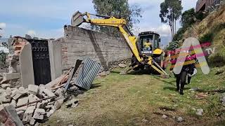 Demolición para recuperar terrenos en Cuenca [upl. by Aivatnwahs410]