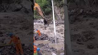 Use An Excavator To Erect The Wire Pole Washed Down By Flooding [upl. by Ecirtaemed288]