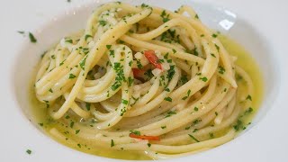 Spaghetti aglio olio e peperoncino la vera ricetta per farli cremosi e saporiti [upl. by Henghold992]