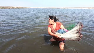 Mira Así LANZA la ATARRAYA esta MUJER al agua y No Se Imaginan los PECES que se Llevó [upl. by Aisela]