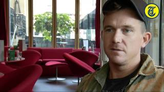 Johnny de Mol heeft een apart kapsel [upl. by Geof452]